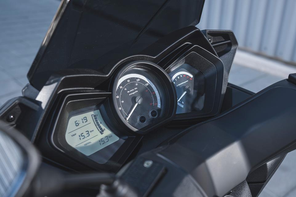 [Cuadro de instrumentos STORM-T] Diseño automovilístico y fácil lectura.