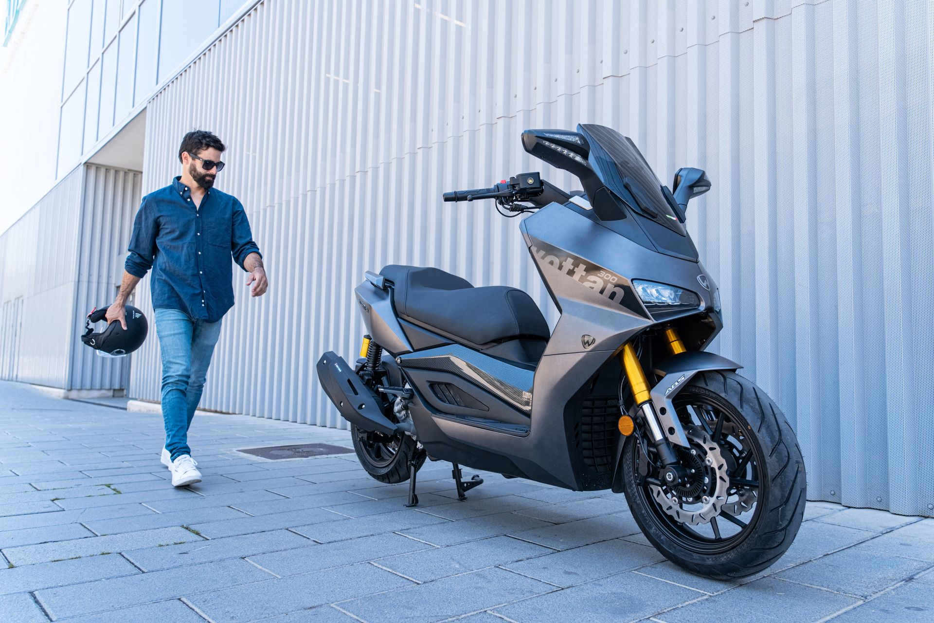 STORM-R 300: el maxi-scooter deportivo que lo tiene todo STORM-R 300 es un maxi-scooter deportivo que combina la velocidad y la emoción de la competición con la comodidad y practicidad de un scooter