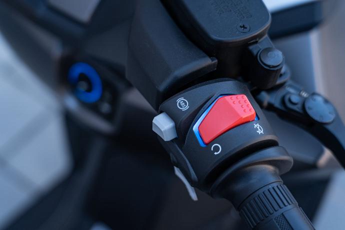 [Frenos STORM-R 300] Sistema ABS con doble disco delantero y pinzas radiales para una frenada segura y precisa.