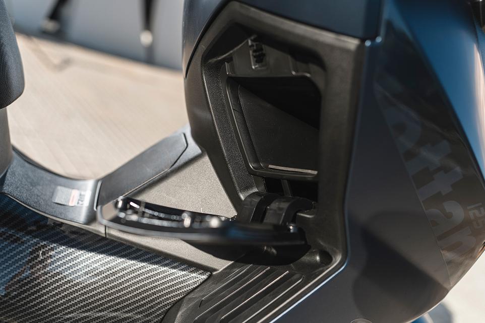 [Doble guantera STORM-R 300] Almacenamiento práctico y organizado para tus objetos personales.